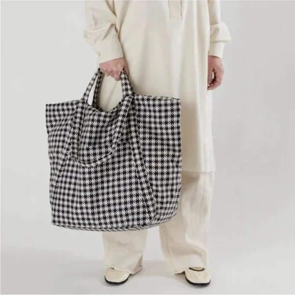 Baggu Travel Cloud bag in black & white pixelated gingham - Picture 2 of 12